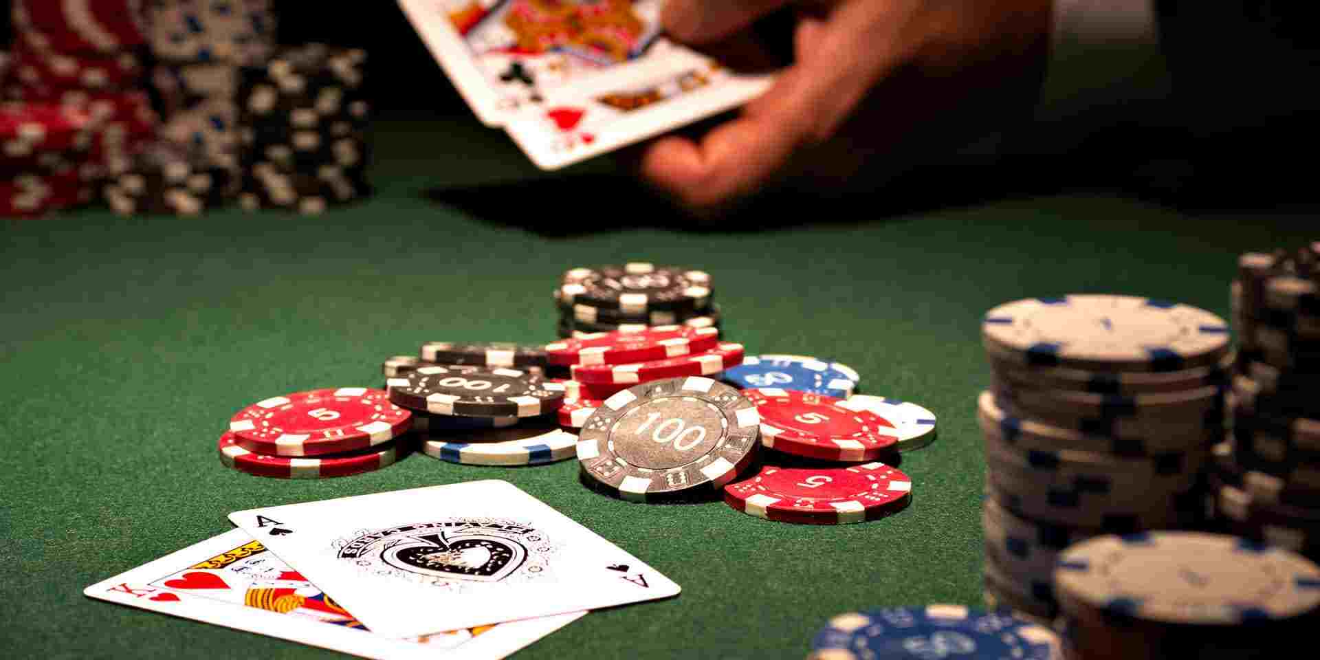 Lợi ích những chiến thuật bluff trong poker là gì